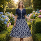 🔥(S–5XL)💎 40% KEDVEZMÉNY!  👗💙 Elegáns virágmintás A-vonalú ruha – kétrészes hatású, sötétkék és fehér, gyűrődésálló